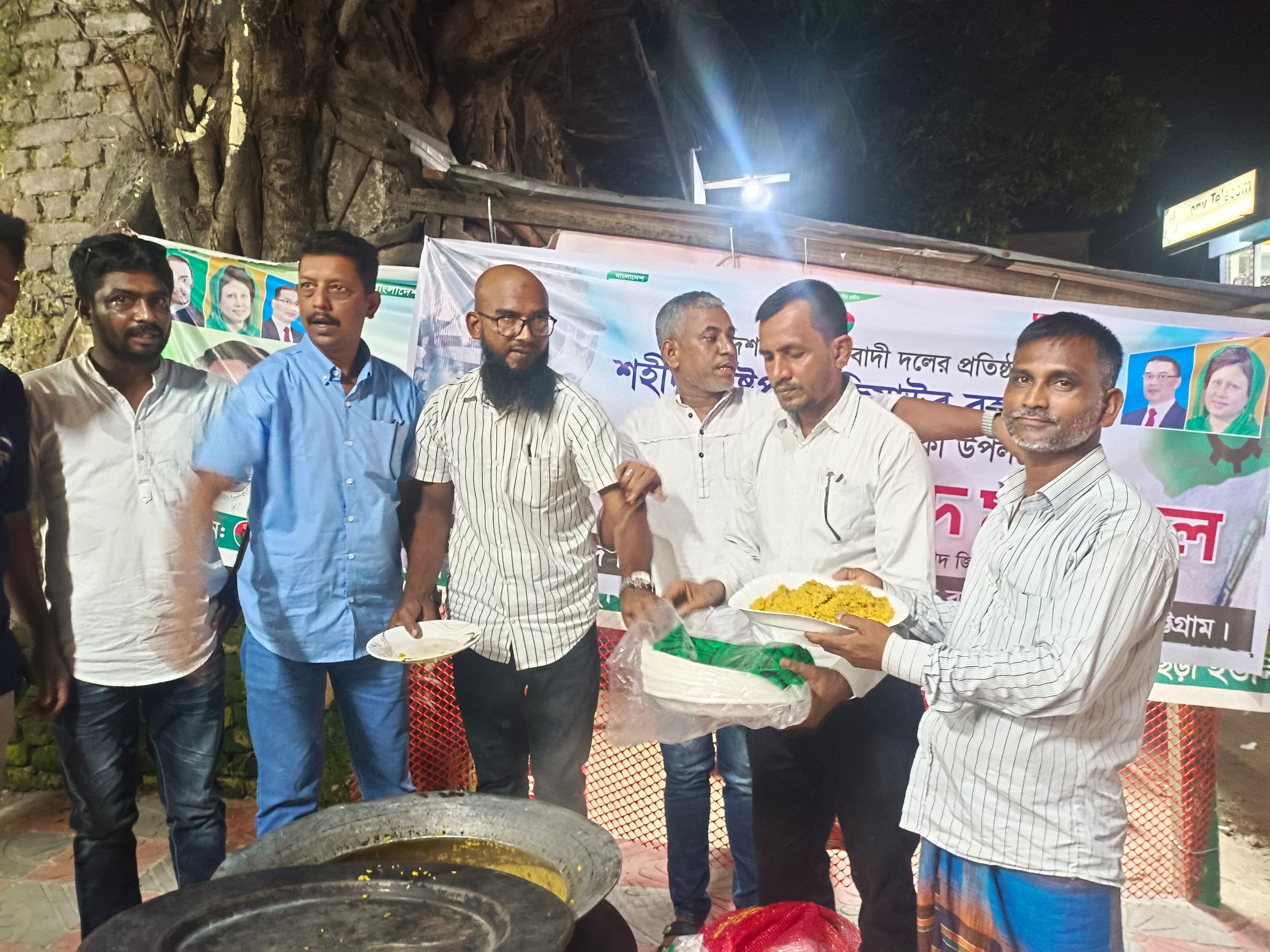 মীরসরাইয়ো শহীদ রাষ্ট্রপতি জিয়াউর রহমানের শাহদাত বার্ষিকী উপলক্ষে দোয়া,মিলাদ মাহফিল ও খিচুড়ি বিতরণ