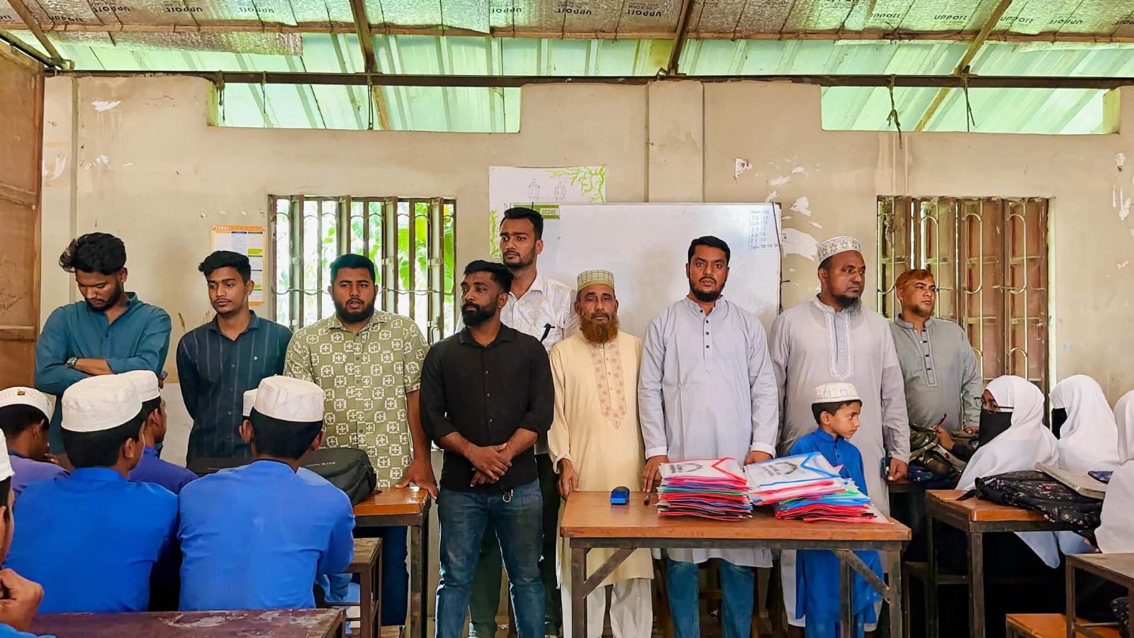 মীরসরাইয়ে দাখিল পরীক্ষার্থীদের মাঝে ছাত্রদলের পরীক্ষা উপকরণ বিতরণ