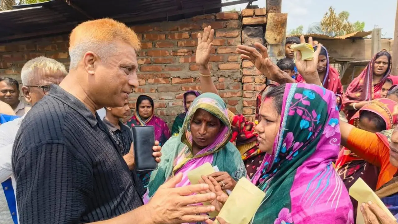 টেকনাফের জেলেপল্লীতে আগুনে পুড়েছে ১৮ ঘর, নির্মাণের দায়িত্ব নিলেন এমপি