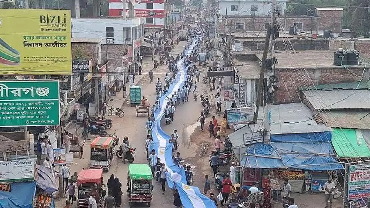 ‘৩০০ হাত’ দীর্ঘ পতাকা নিয়ে আনন্দ শোভাযাত্রা আর্জেন্টিনার সমর্থকদের