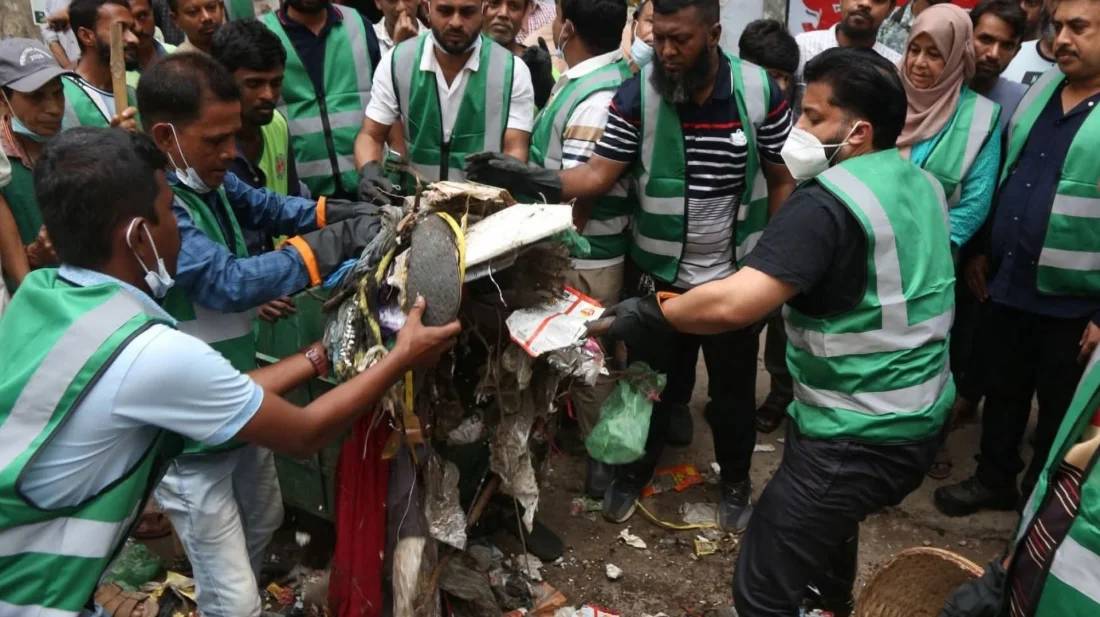 নিজ হাতে ময়লা পরিষ্কার করলেন ইশরাক হোসেন