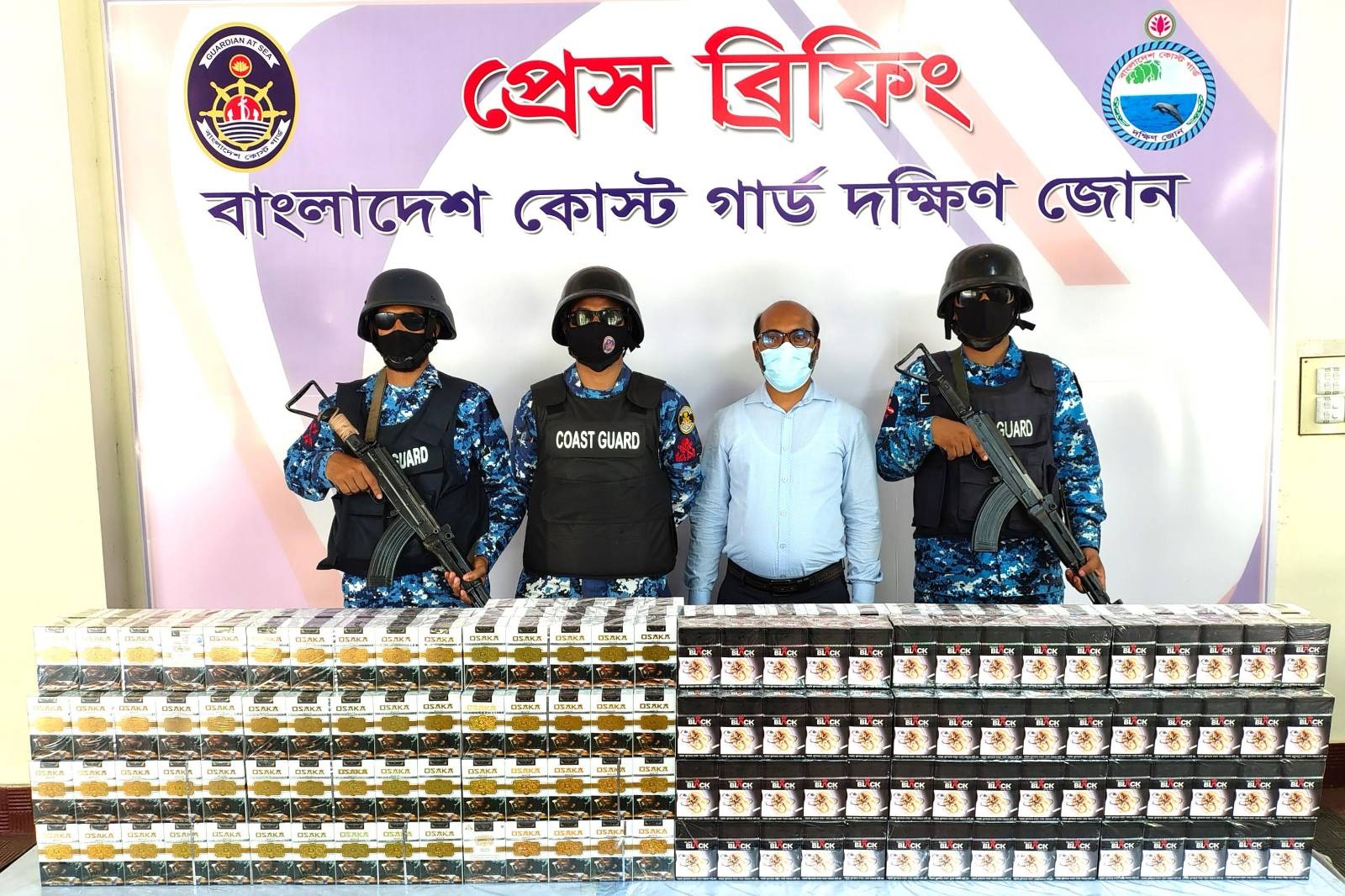 ভোলায় কোস্ট গার্ডের যৌথ অভিযানে বিপুল পরিমাণ নকল সিগারেট জব্দ