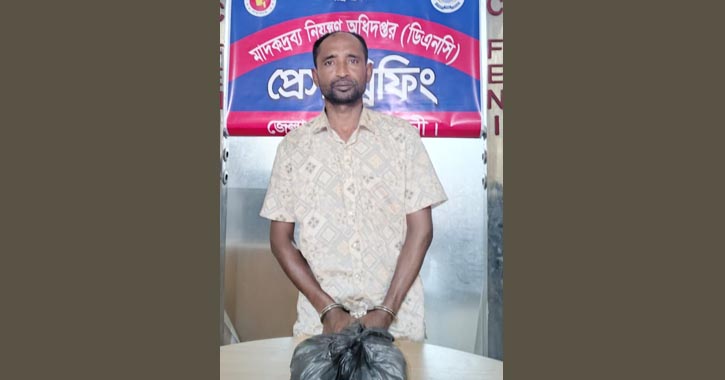 ফেনীর বালুয়া চৌমুহনী থেকে গাঁজাসহ মাদককারবারী আটক