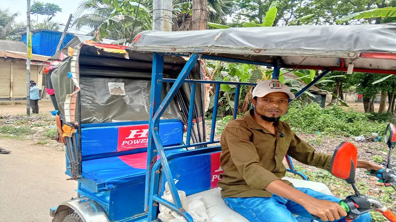 শরীরে ৫ বুলেটের ক্ষত, অর্থাভাবে রিকশা চালাচ্ছেন জুলাইযোদ্ধা বুলবুল