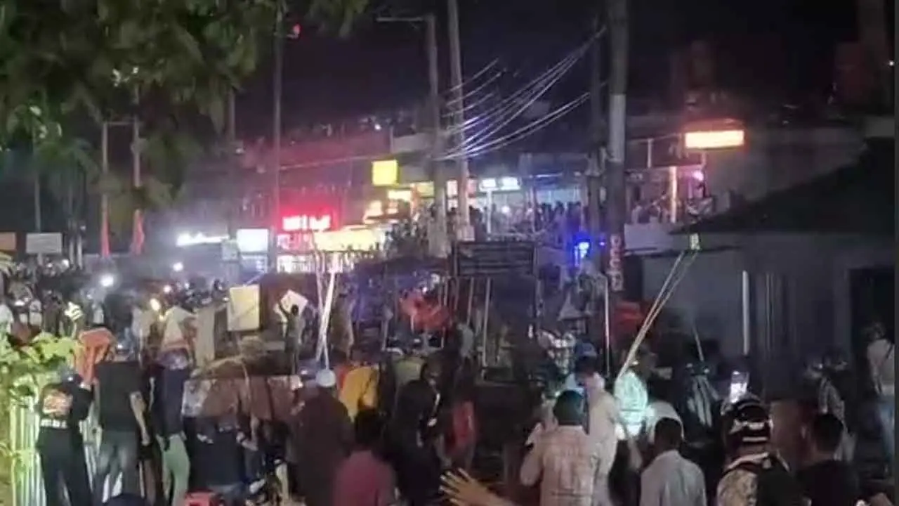 সুনামগঞ্জে টর্চলাইট জ্বালিয়ে সংঘর্ষ, এমপিসহ অর্ধশতাধিক আহত