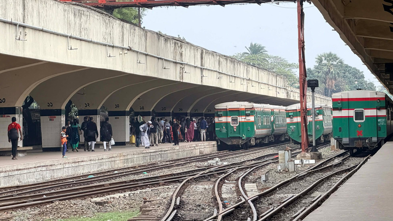 ঈদের দ্বিতীয় দিনেও ঢাকা ছাড়ছে মানুষ, ট্রেনের শিডিউল বিপর্যয় নেই