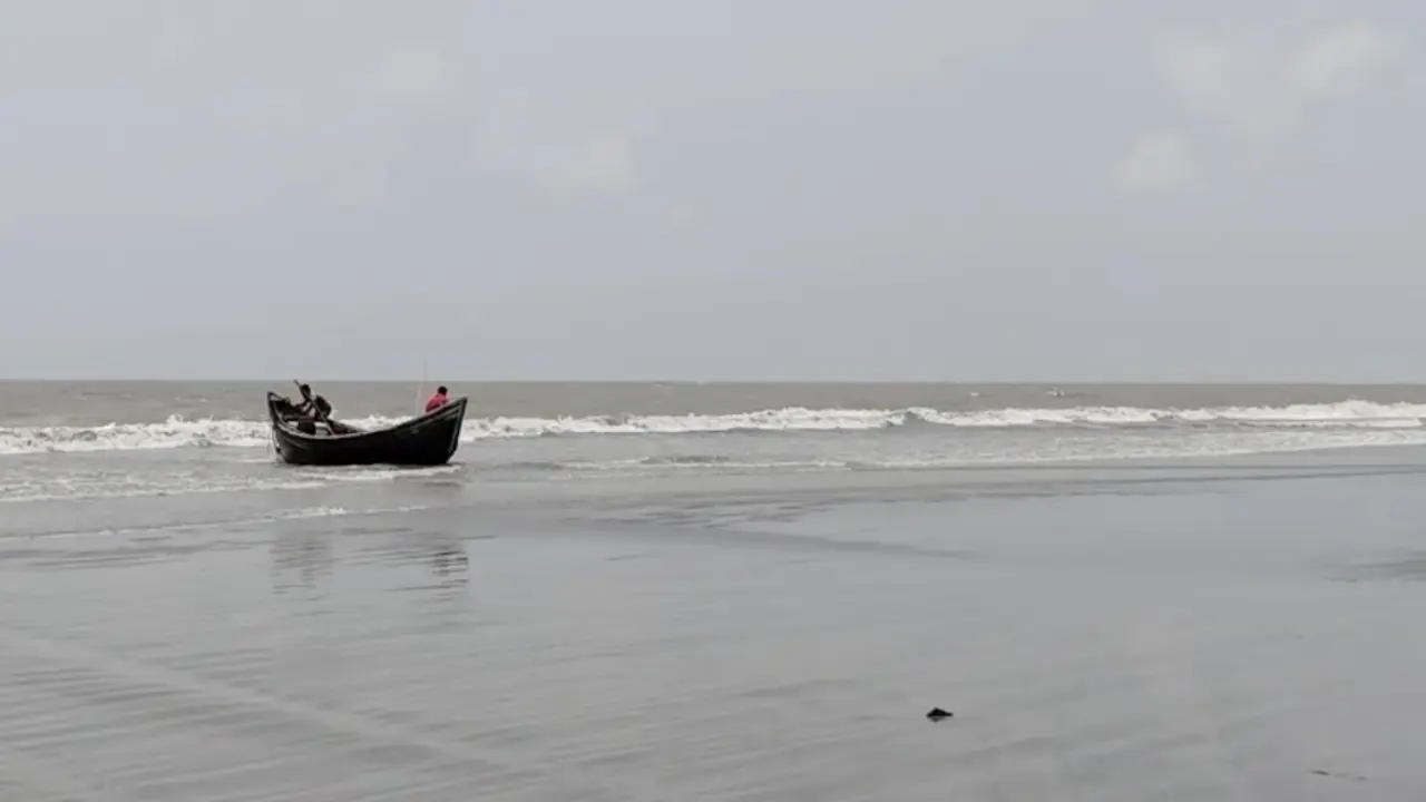 নিম্নচাপের প্রভাবে উপকূলে টানা বৃষ্টি, সমুদ্রবন্দরে ৩ নম্বর সতর্ক সংকেত