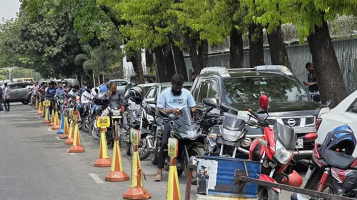 রাজধানীতে তেলের তীব্র সংকট, লাইনে দাঁড়িয়ে বিপাকে চালকরা
