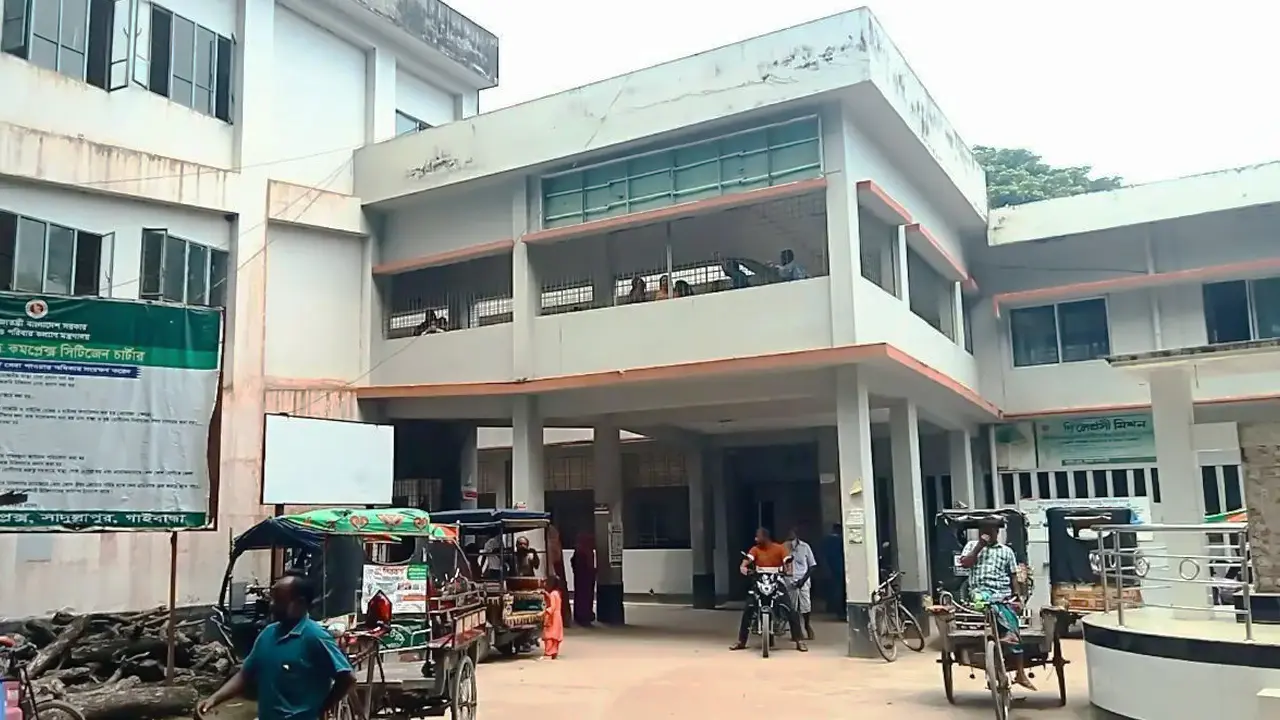 গলায় কুকুরের কামড়, হাসপাতালে নেওয়ার পথেই শিশুর মৃত্যু
