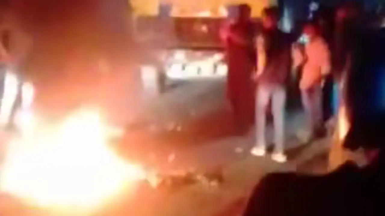 তেল না পেয়ে সাতক্ষীরায় সড়কে আগুন জ্বালিয়ে অবরোধ