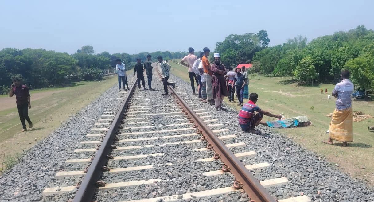 নড়াইলে নাতিকে স্কুলে দিয়ে ফেরার পথে ট্রেনে কাটা পড়ে নানার মৃত্যু
