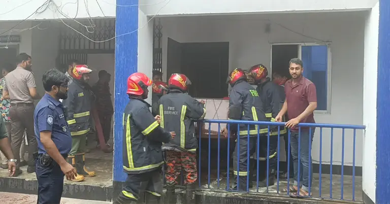 মানিকগঞ্জ সদর থানায় অগ্নিকাণ্ড, পুড়লো ওসির কক্ষ