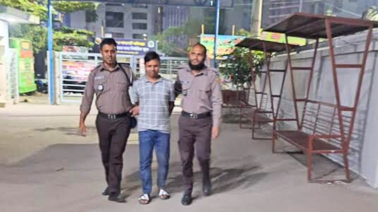 পরীক্ষার হলে নকল ধরায় পরীক্ষককে হেনস্তা করা সেই শিক্ষার্থী গ্রেপ্তার