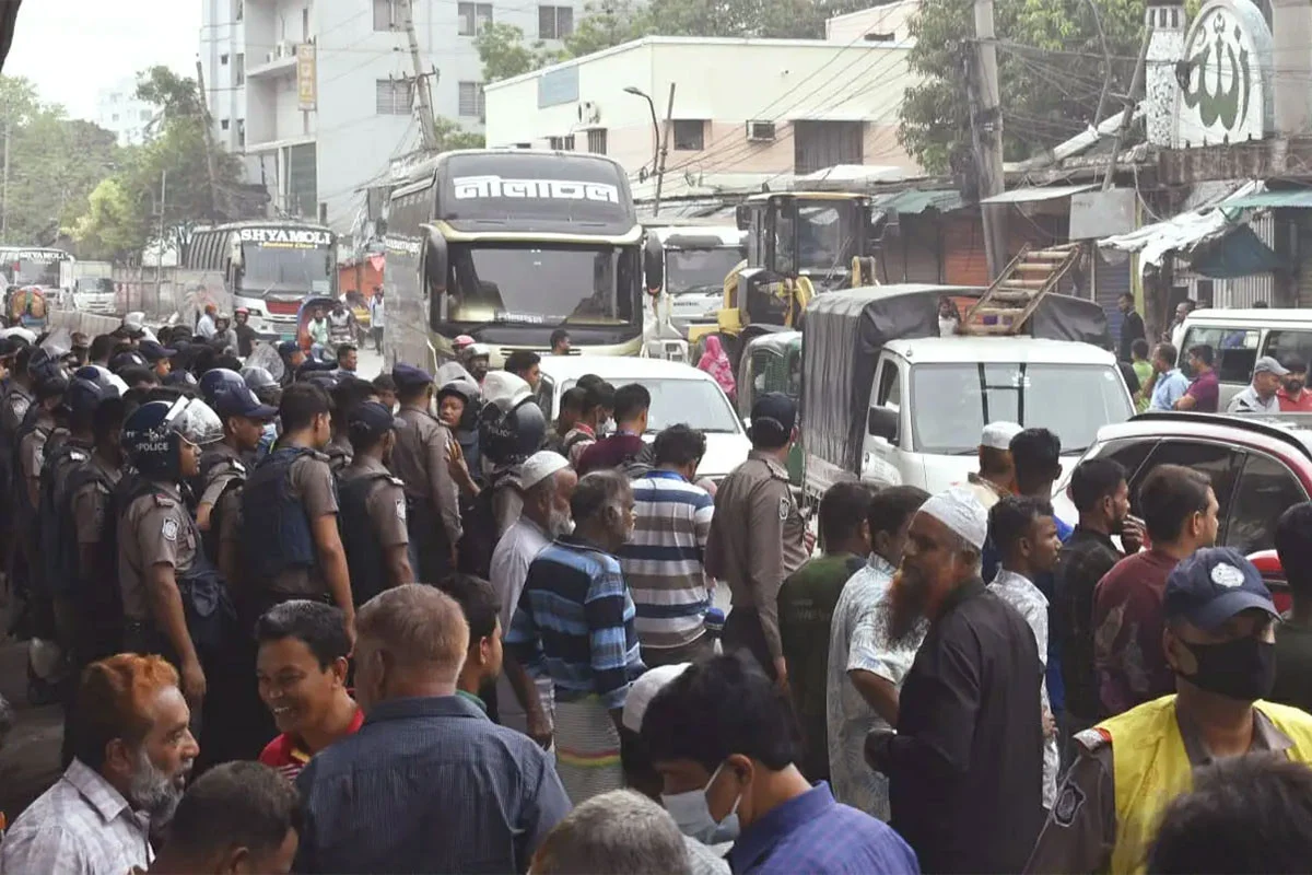 সায়েদাবাদে ১০০ অবৈধ বাস কাউন্টার সিলগালা, ফুটপাত উচ্ছেদ অভিযান অব্যাহত