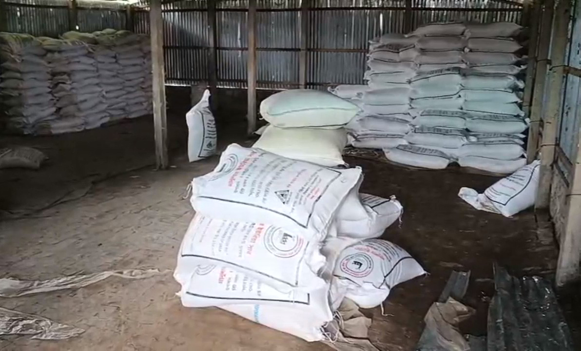 কুড়িগ্রামে গুদাম ভেঙে ১০ হাজার কেজি সার নিয়ে গেল বিক্ষুব্দ কৃষকরা