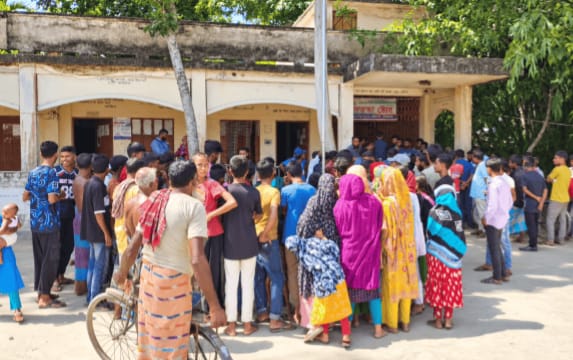 লালমনিরহাটে বিদ্যালয়ে বহিরাগতদের হা'ম'লা, প্রধান শিক্ষকসহ আহত ৬