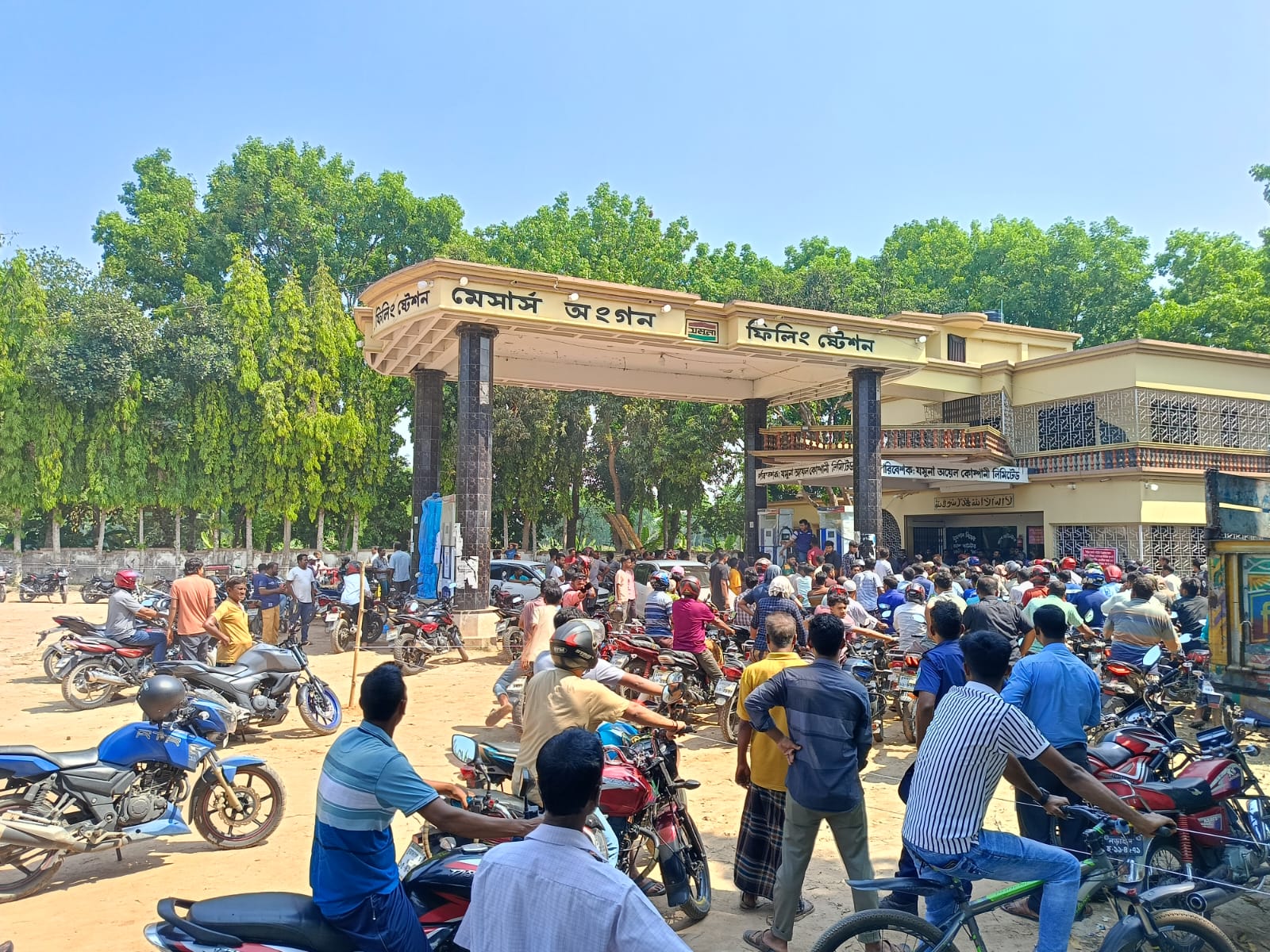 জীবননগরে তেল পেতে ঘন্টার পর ঘন্টা পাম্পের সামনে অপেক্ষা, ব্যাহত হচ্ছে দৈনন্দিন কার্যক্রম