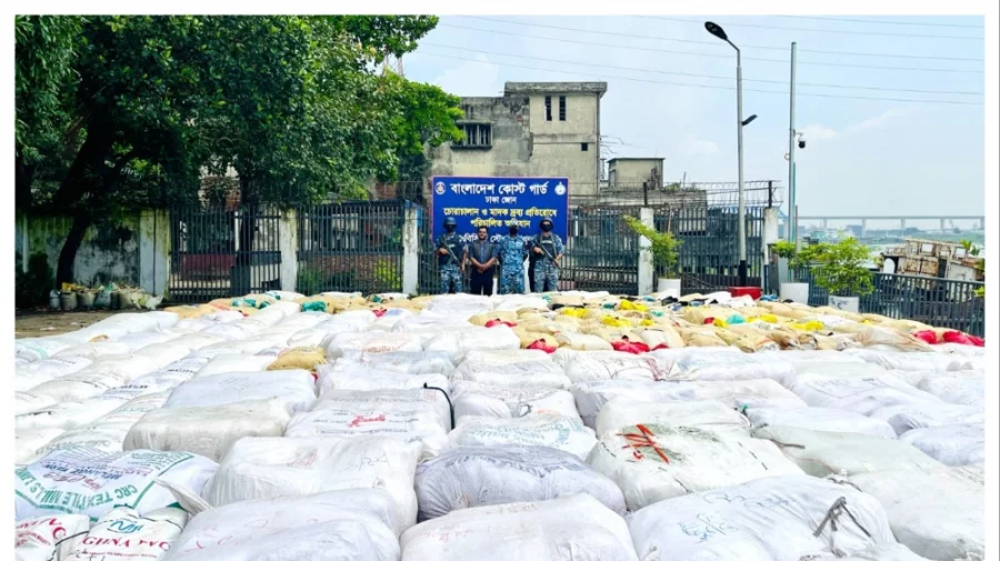 বুড়িগঙ্গার তীরে বিপুল পরিমাণ নিষিদ্ধ পলিথিন জব্দ