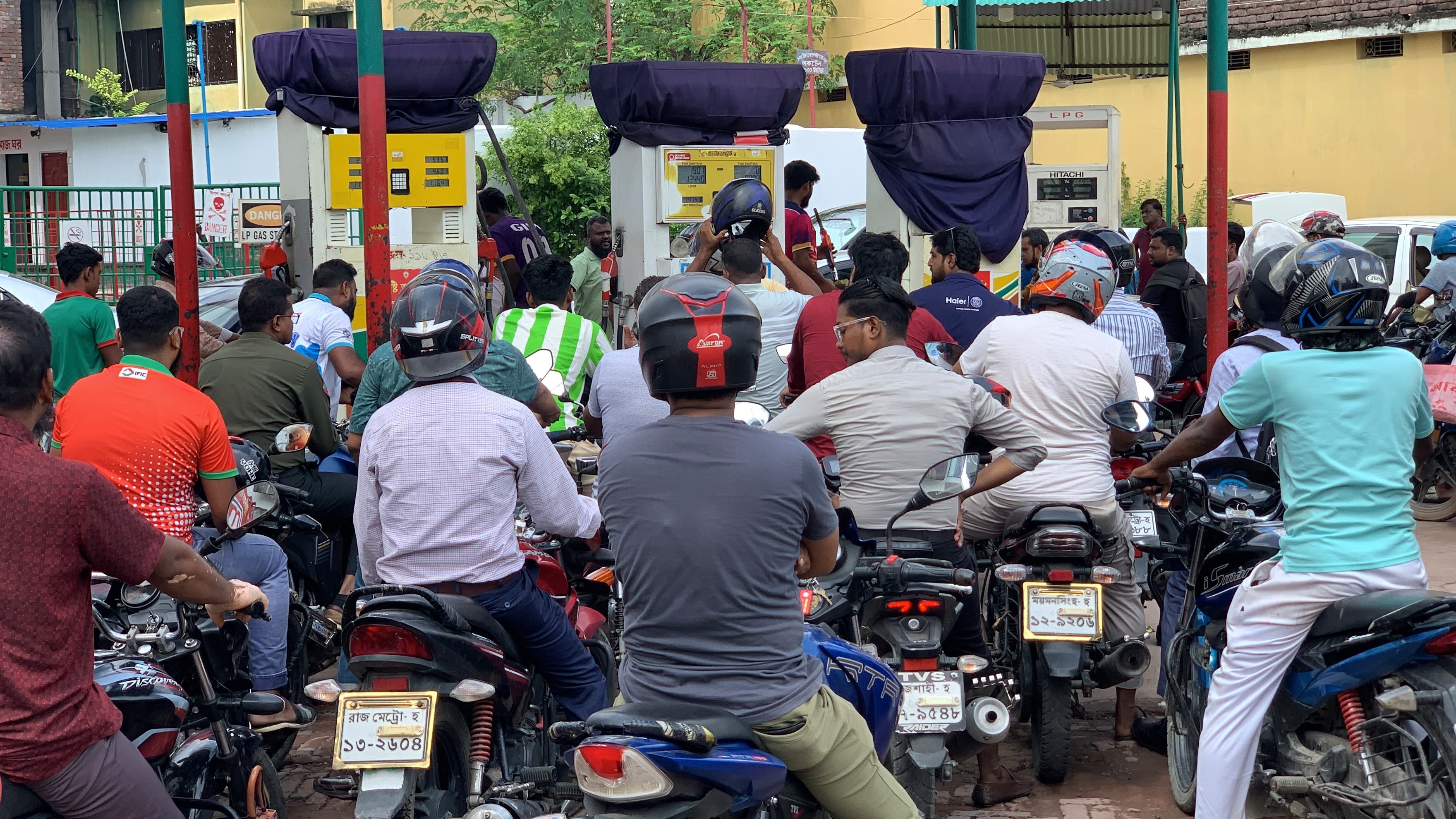 রাজশাহীতে জ্বালানি তেলের সংকটের গুজব: ফিলিং স্টেশনগুলোতে উপচে পড়া ভিড়