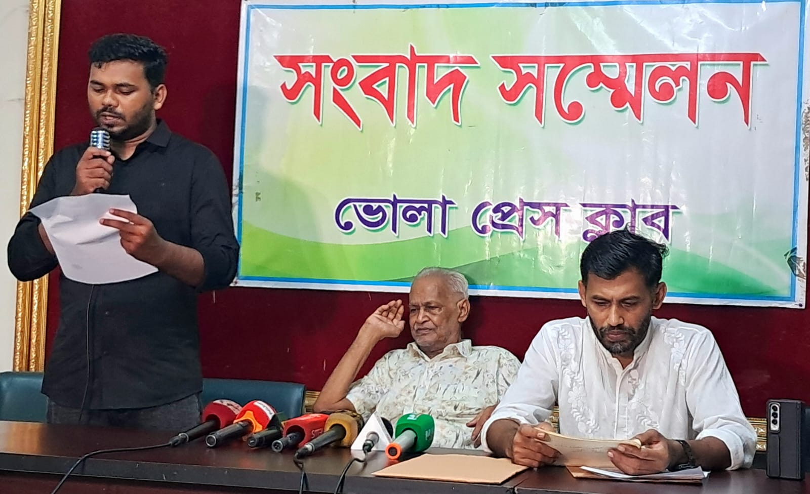 ভোলায় নিজ কন্যার অত্যাচার থেকে বাঁচতে বৃদ্ধ বাবার সংবাদ সম্মেলন