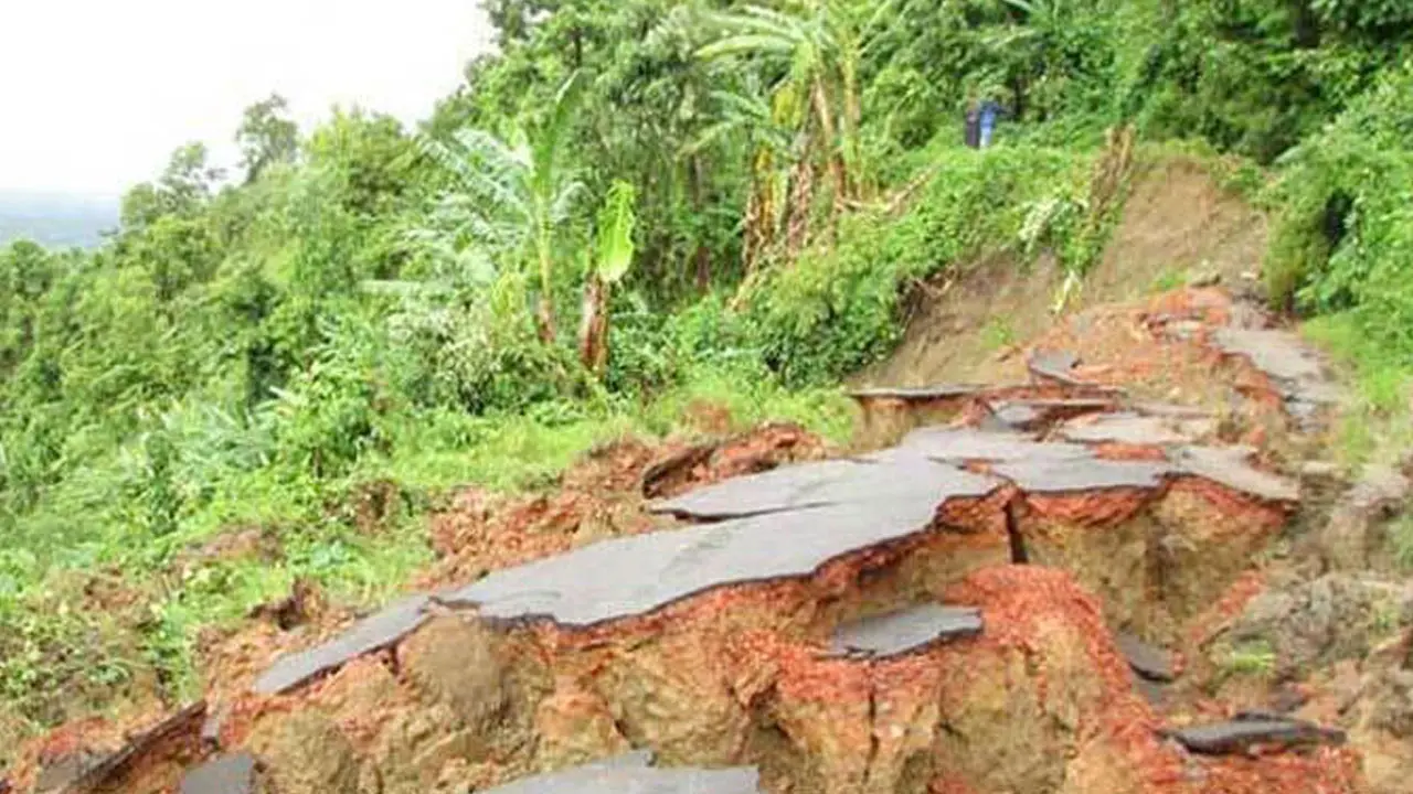 চার বিভাগে অতি ভারী বৃষ্টির সম্ভাবনা, পাহাড়ে ভূমিধসের সতর্কতা