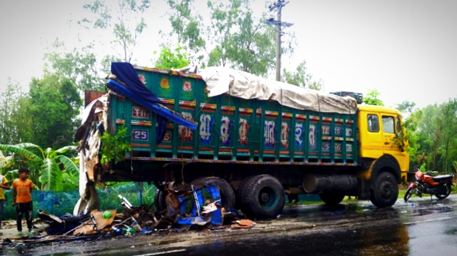 বিরামপুরে বাস–ট্রাক সংঘর্ষে নিহত ২, আহত ৬
