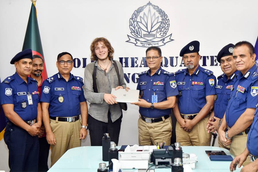 জার্মান পর্যটকের হারানো ম্যাকবুক উদ্ধার করে দিল বাংলাদেশ পুলিশ