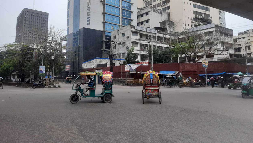 চিরচেনা কোলাহল ছাপিয়ে পিনপতন নীরবতায় ঢাকার ঈদ