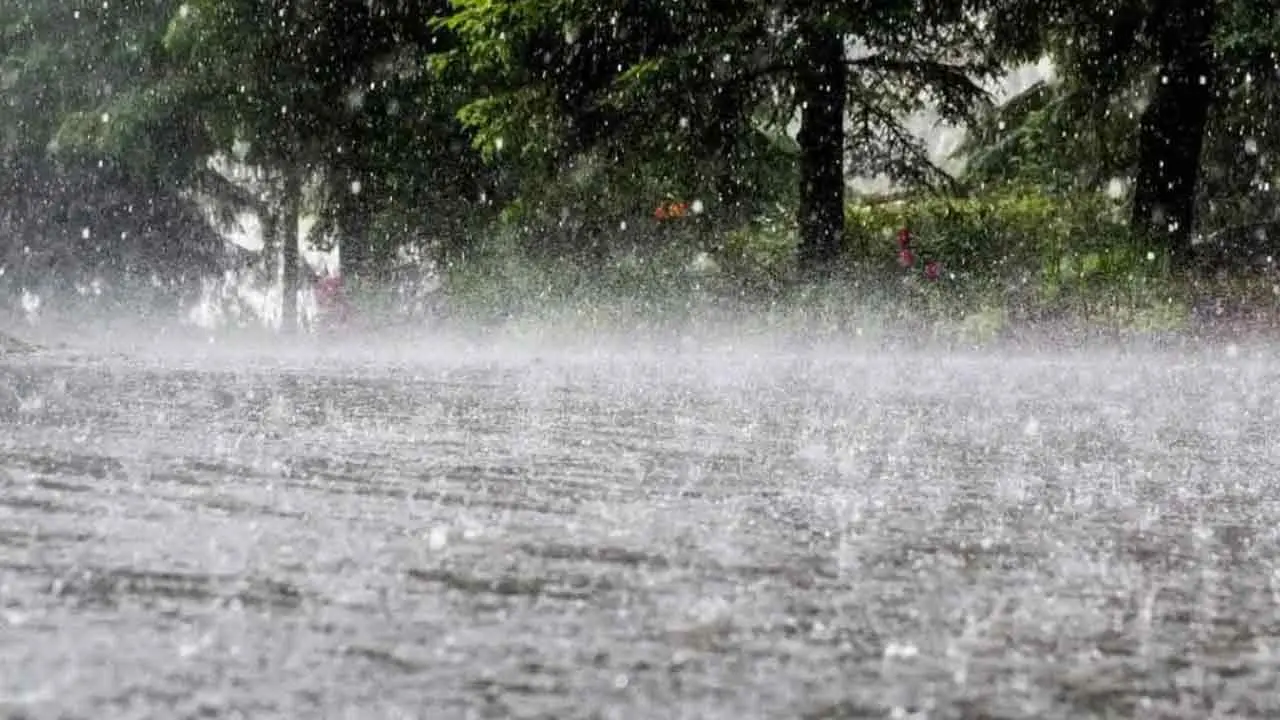 দেশজুড়ে বাড়তে পারে গরম, চট্টগ্রামে ভারী বর্ষণের শঙ্কা