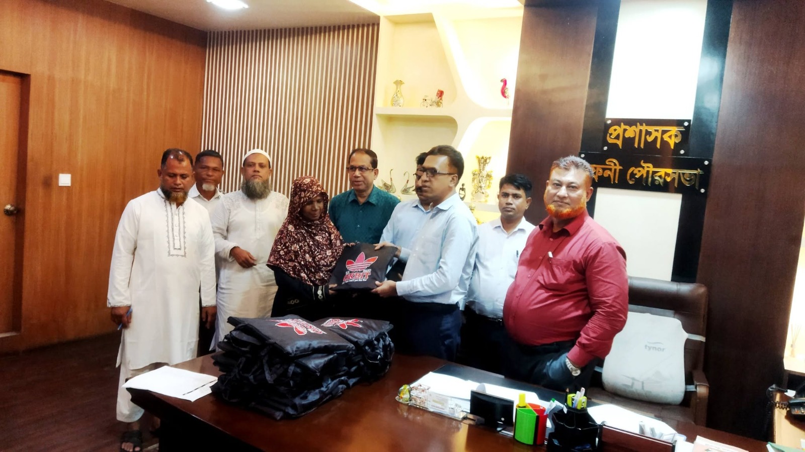 ফেনীতে পরিচ্ছন্নতা কর্মীদের মাঝে রেইন কোট বিতরণ : বৃষ্টির মধ্যেও সেবা অব্যাহত থাকবে