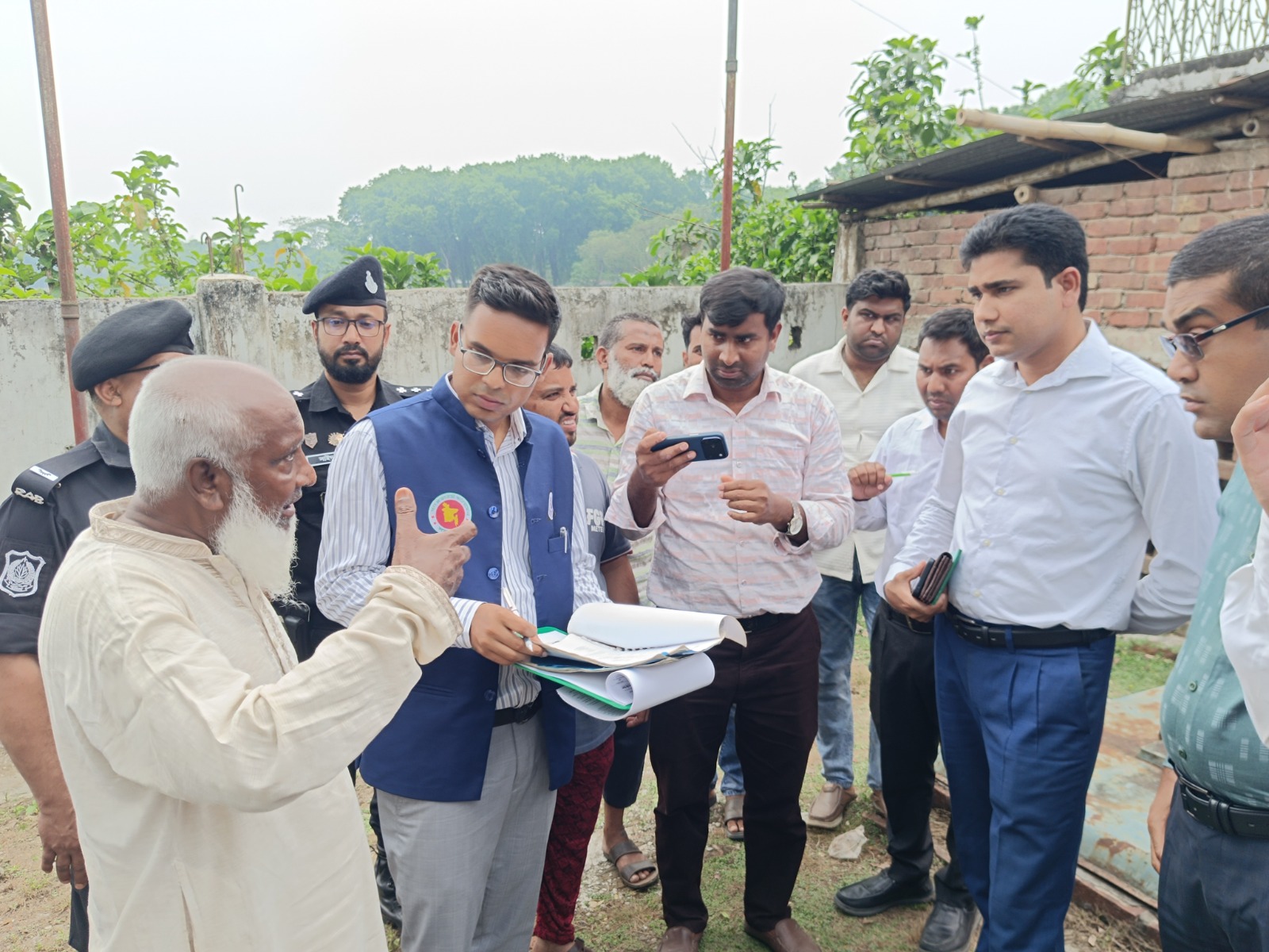 ঝিনাইদহে বিক্রি বন্ধ থাকা ফিলিং স্টেশনে মিলল শত শত লিটার তেল, ভ্রাম্যমাণ আদালতে জরিমানা