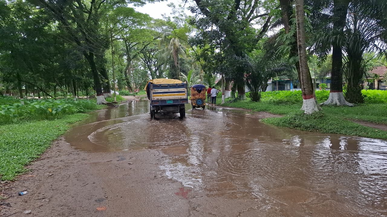 বাকৃবি নিরাপত্তা শাখার সামনেই ঝুঁকি,দুর্ভোগ