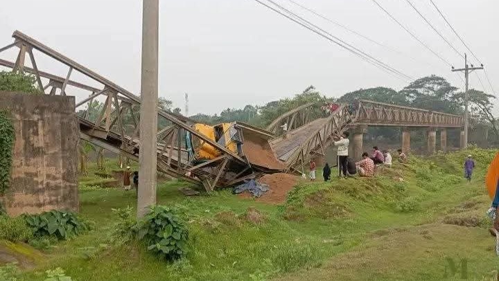 কংস নদীর ওপর স্টিল ব্রিজ ভেঙে বালুবাহী ট্রাক নদীতে, ধোবাউড়ার সড়ক যোগাযোগ বিচ্ছিন্ন