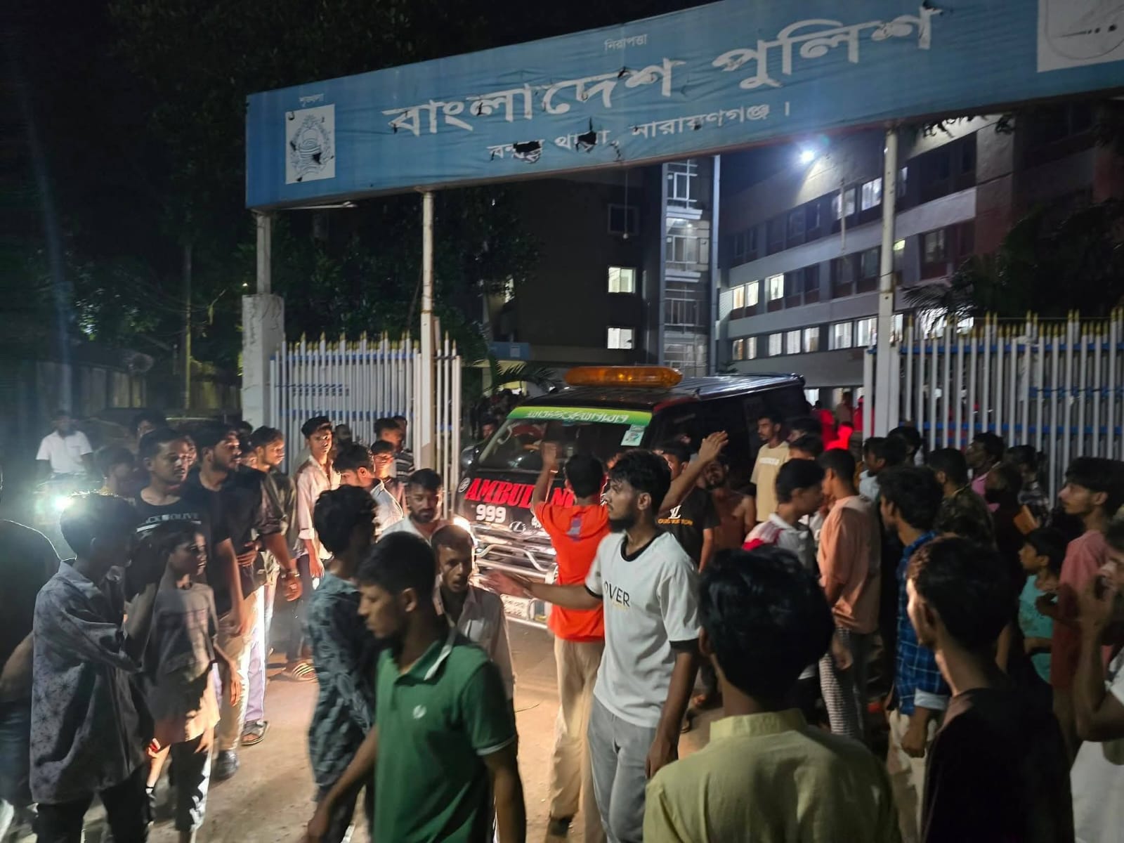 বন্দরে হত্যা মামলা নিতে পুলিশের টাকা দাবি, লাশ নিয়ে এলাকাবাসীর থানা ঘেরাও