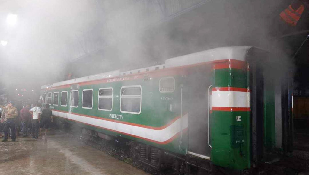 সিলেটগামী উপবন এক্সপ্রেসে আগুন