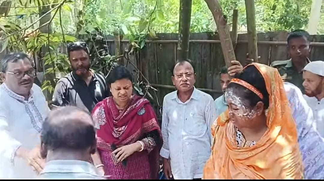 লালমনিরহাটে অগ্নিকাণ্ডে ক্ষতিগ্রস্ত পরিবারকে ত্রাণমন্ত্রী দুলুর আর্থিক ও ত্রাণ সহায়তা