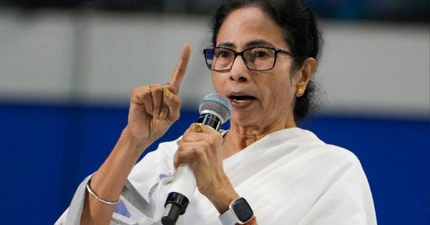 হাইকোর্টের নির্দেশ অমান্য: মমতা বন্দ্যোপাধ্যায়ের বিরুদ্ধে হেস্টিংস থানায় মামলা