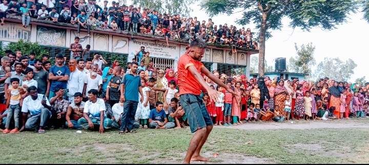 গাইবান্ধায় ঐতিহ্যবাহী ফাইনাল পাতা খেলার বিজয়ীদের মধ্যে পুরস্কার বিতরণ
