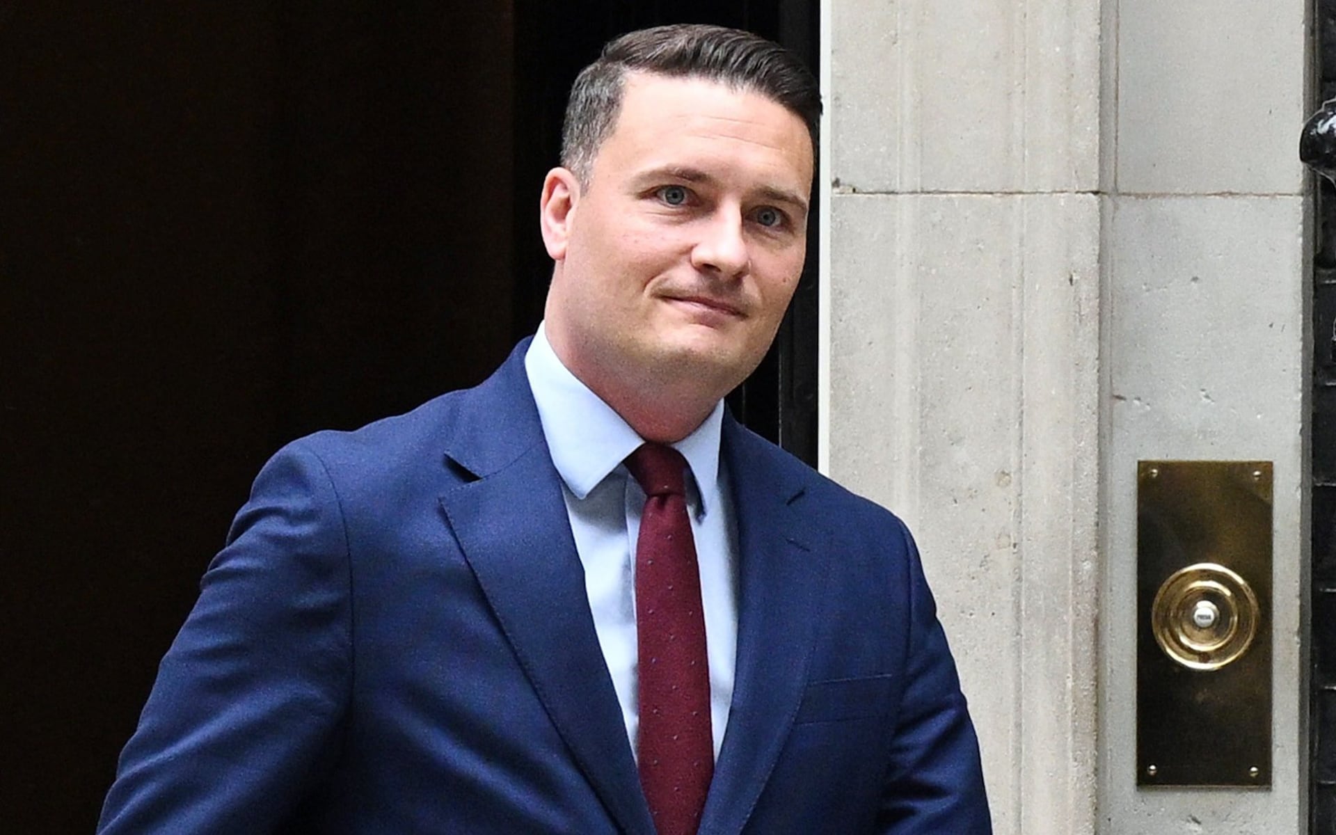 ব্রিটেনের স্বাস্থ্যমন্ত্রী ওয়েস স্ট্রিটিং পদত্যাগ করেছেন