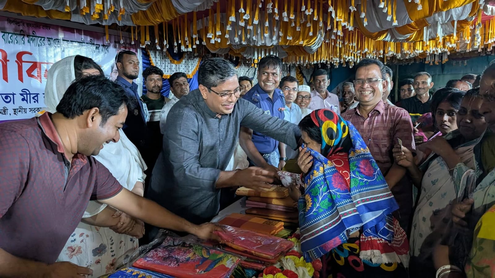 প্রতিশ্রুতি পূরণে তেঁতুলতলায় শাড়ি বিতরণ করলেন প্রতিমন্ত্রী