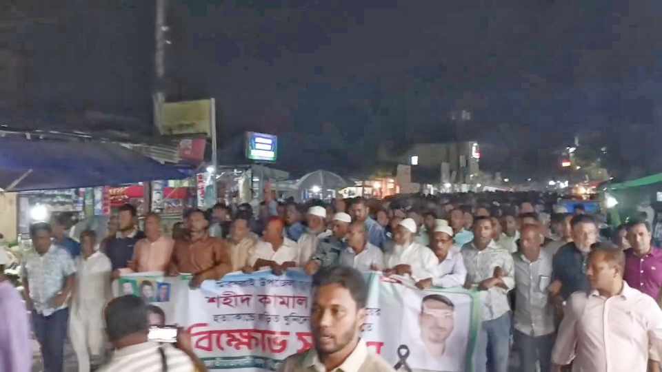 যুবদল নেতা হত্যাকাণ্ডে জড়িতদের গ্রেপ্তারের দাবিতে মীরসরাইয়ে বিক্ষোভ