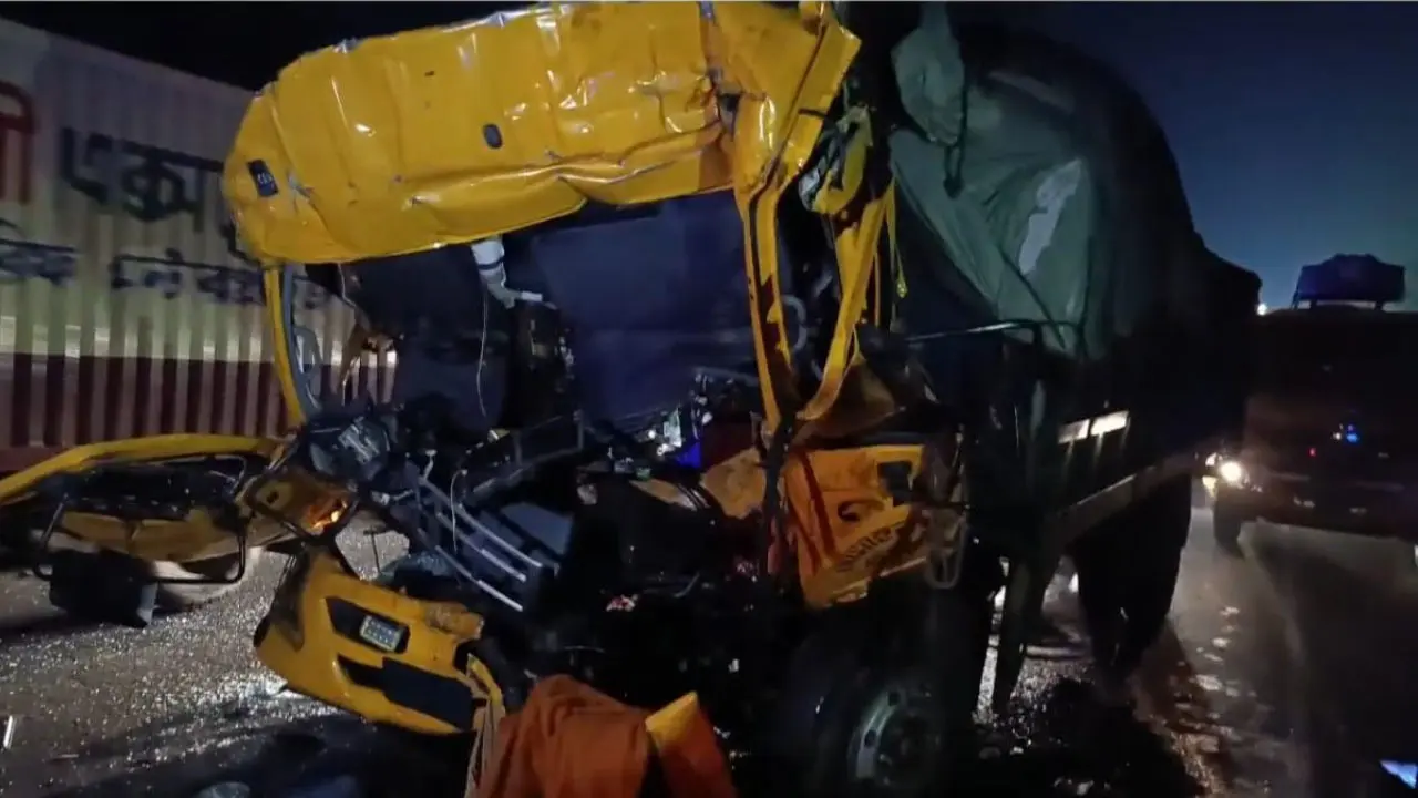 ঢাকা-চট্টগ্রাম মহাসড়কে কাভার্ডভ্যানের পেছনে ট্রাকের ধাক্কা, চালক নিহত