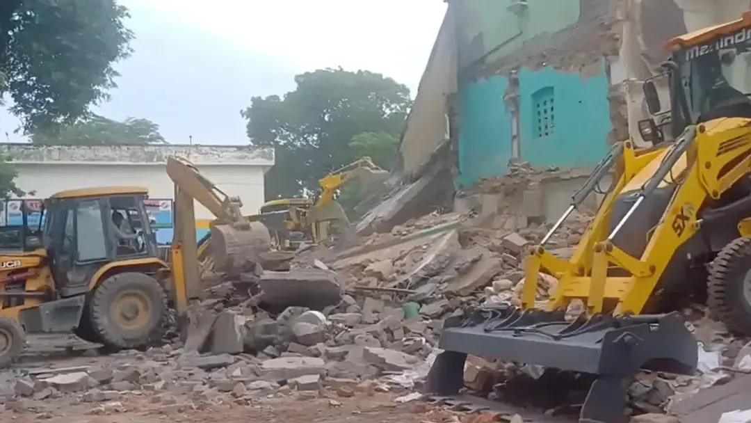 ভারতে রাতের অন্ধকারে ভেঙে ফেলা হলো দেড়শ বছরের পুরোনো মসজিদ