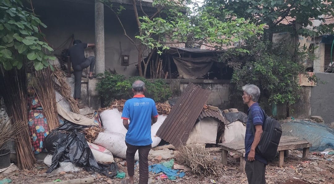 নড়াইলে প্রাচীর তুলে বন্ধ করা হলো ২৫ টি জেলে পরিবারের যাতায়াত পথ