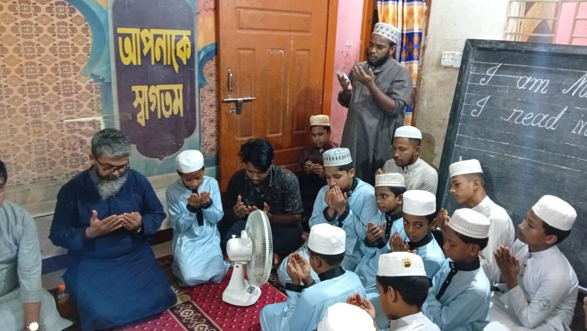 ফেনী স্বেচ্ছাসেবী উদ্যোগ এর আয়োজন দুই মাদ্রাসার শিশুদের জন্য একবেলা আহার