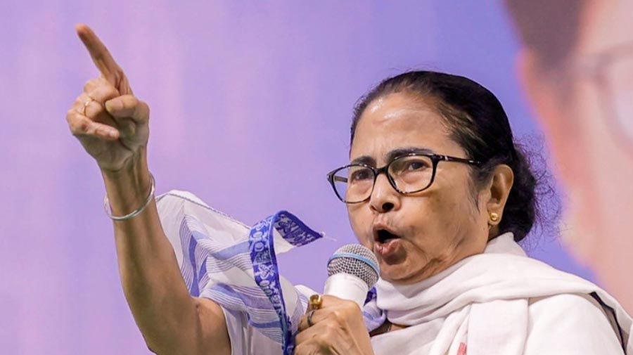 মমতার নিযুক্ত আমলাদের অফিসে প্রবেশে নিষেধাজ্ঞা