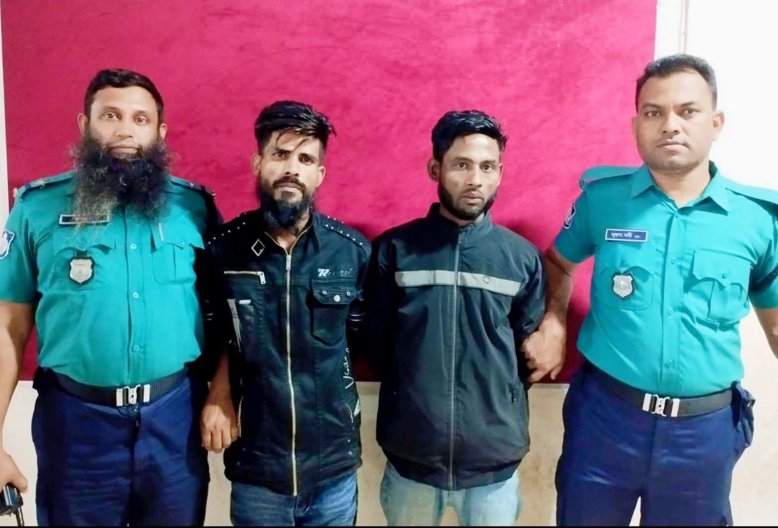 সিএনজি অটোরিকশায় চালক-যাত্রী বেশে ছিনতাইয়ের সময় দুই ছিনতাইকারী আটক