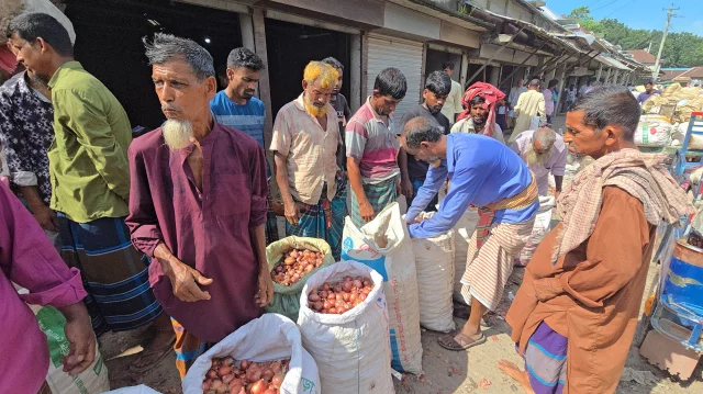 ২৫ থেকে ৩২ টাকায় পেঁয়াজ বিক্রি করছেন কৃষকরা, বাজারে কত