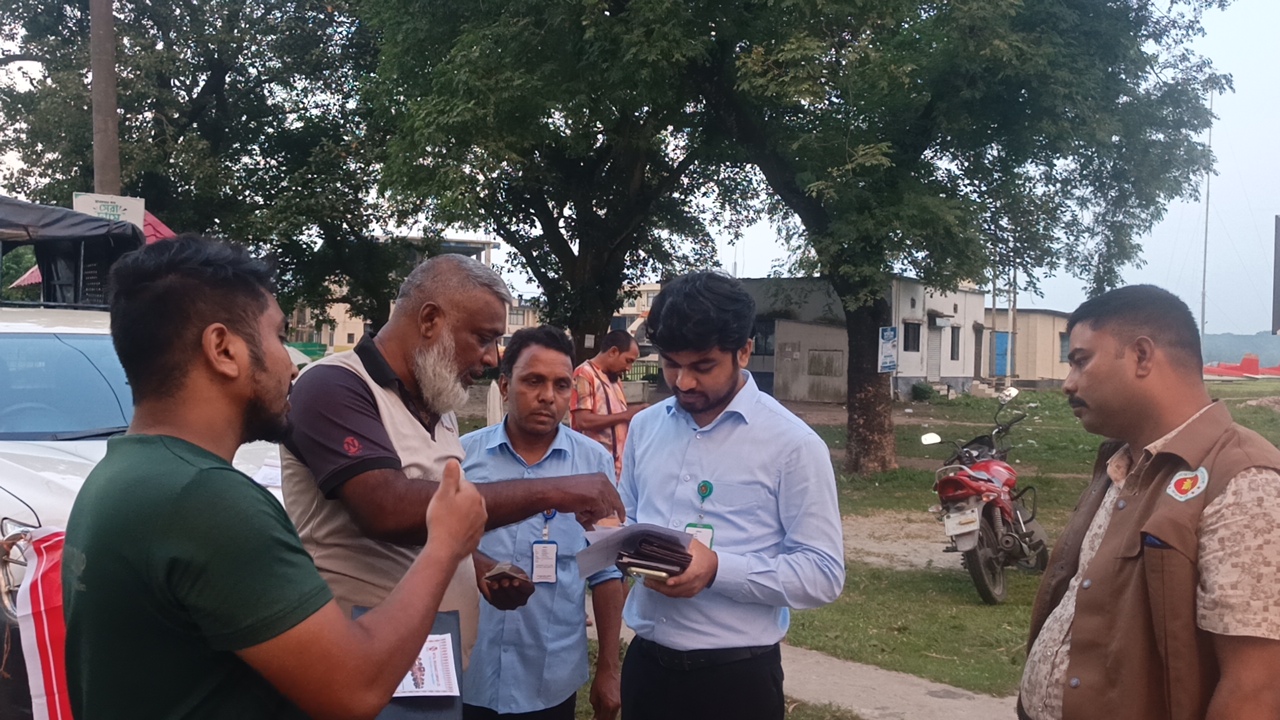 লালমনিরহাটে নিরাপদ সড়ক নিশ্চিত করতে ভ্রাম্যমাণ আদালতের অভিযান