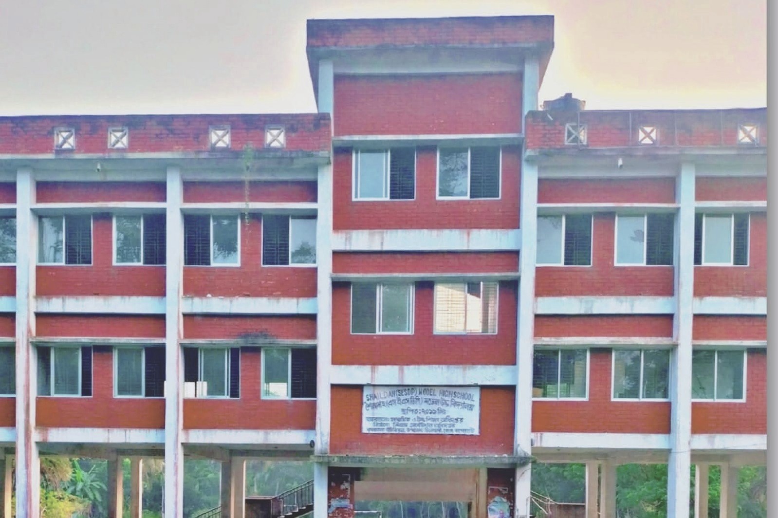 বিদ্যালয়ের সামনে প্রধান শিক্ষককে অবরুদ্ধ করে দুর্ব্যবহার, এলাকায় ক্ষোভ